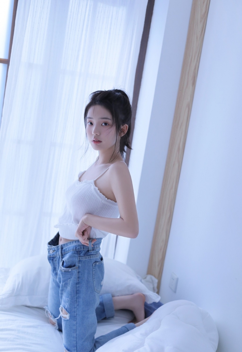 牛仔裤小姐姐吊带香肩床上写真  第9张