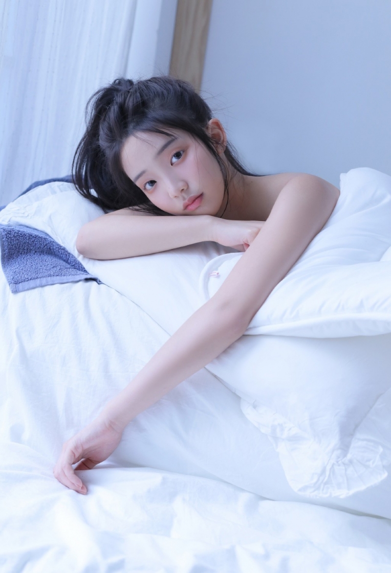 牛仔裤小姐姐吊带香肩床上写真  第10张