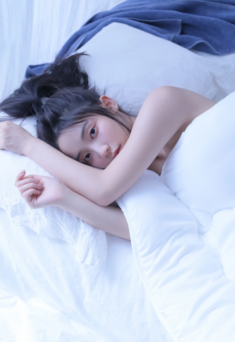 牛仔裤小姐姐吊带香肩床上写真  第11张