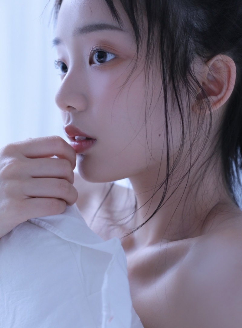 牛仔裤小姐姐吊带香肩床上写真  第12张