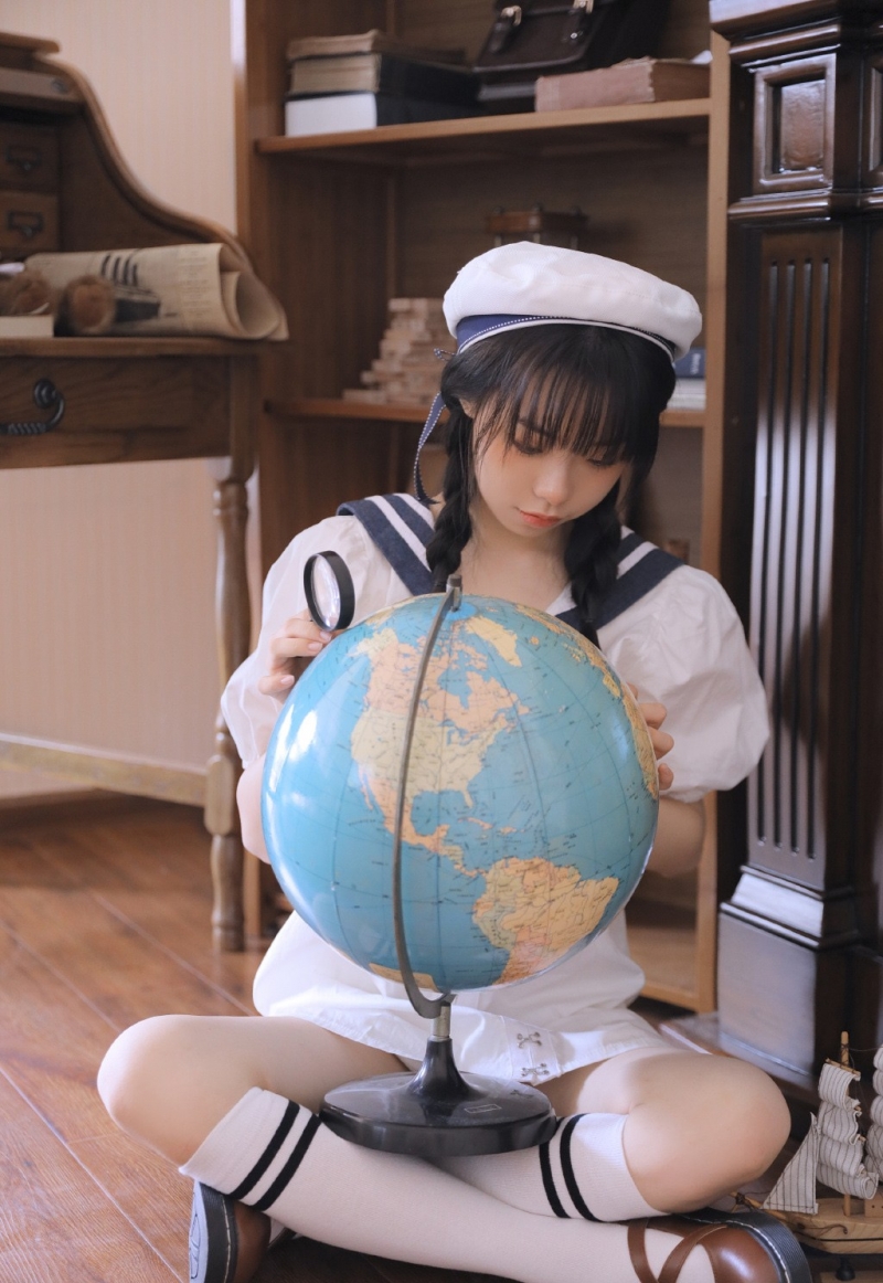 麻花辫学生妹海军制服居家写真  第1张