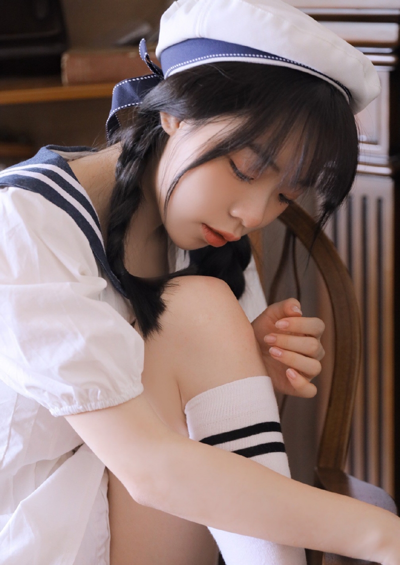 麻花辫学生妹海军制服居家写真  第2张
