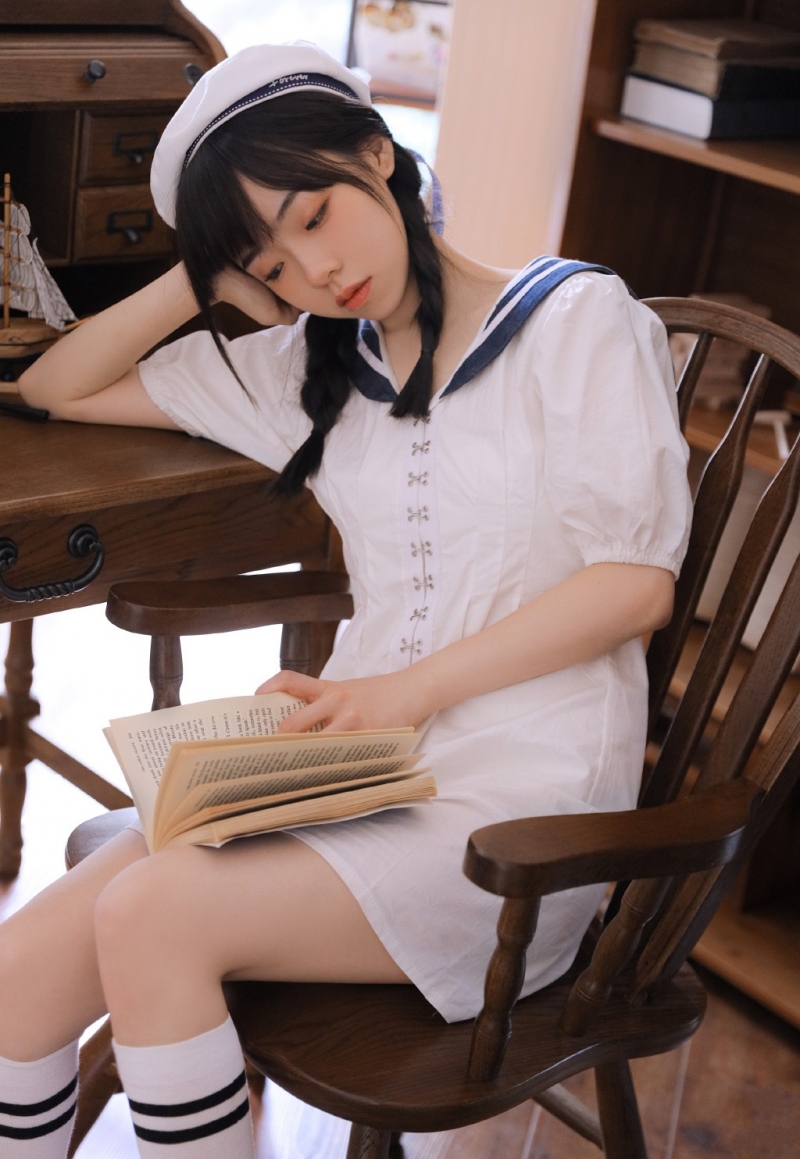麻花辫学生妹海军制服居家写真  第3张