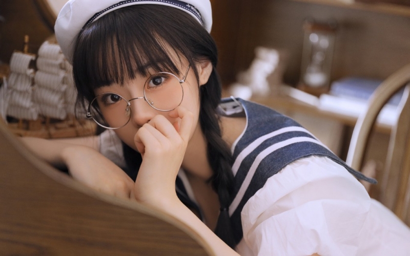 麻花辫学生妹海军制服居家写真  第4张