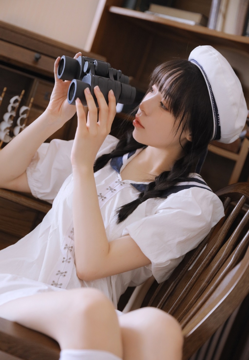 麻花辫学生妹海军制服居家写真  第5张