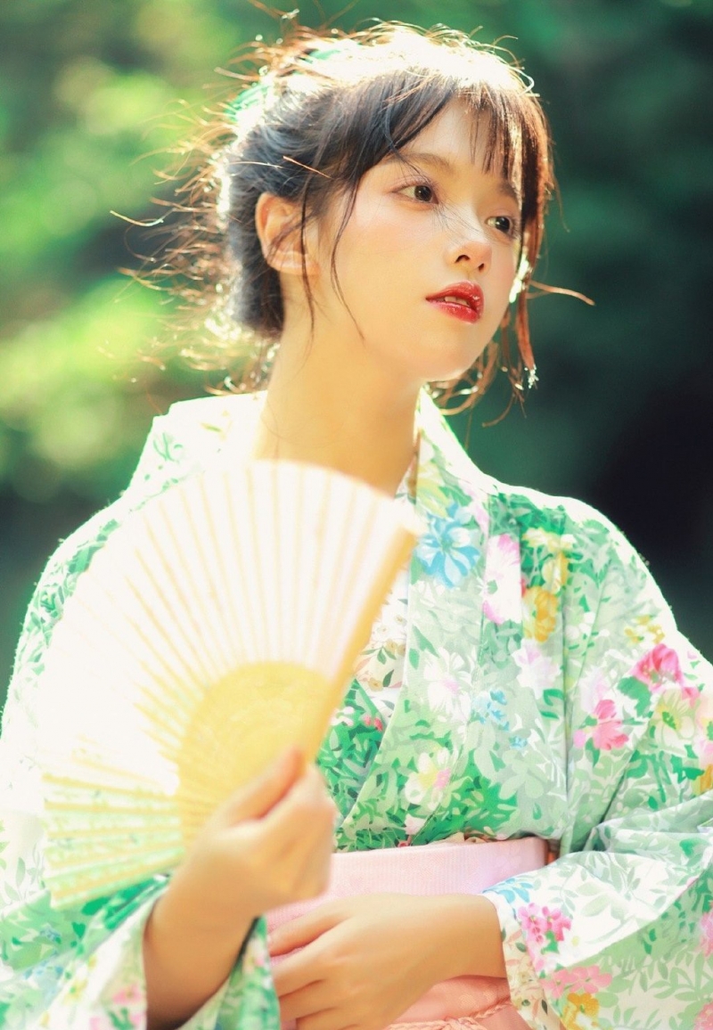 漂亮和服美女红唇雪肤户外写真  第1张