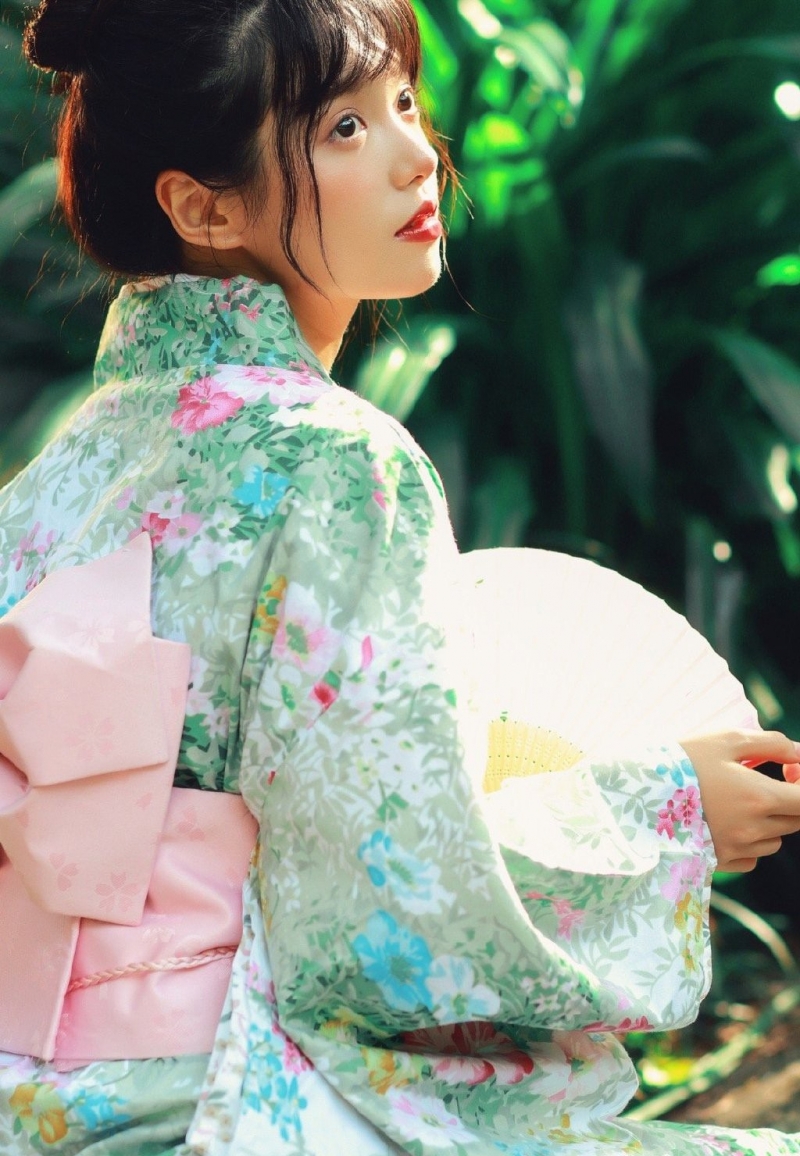 漂亮和服美女红唇雪肤户外写真  第4张