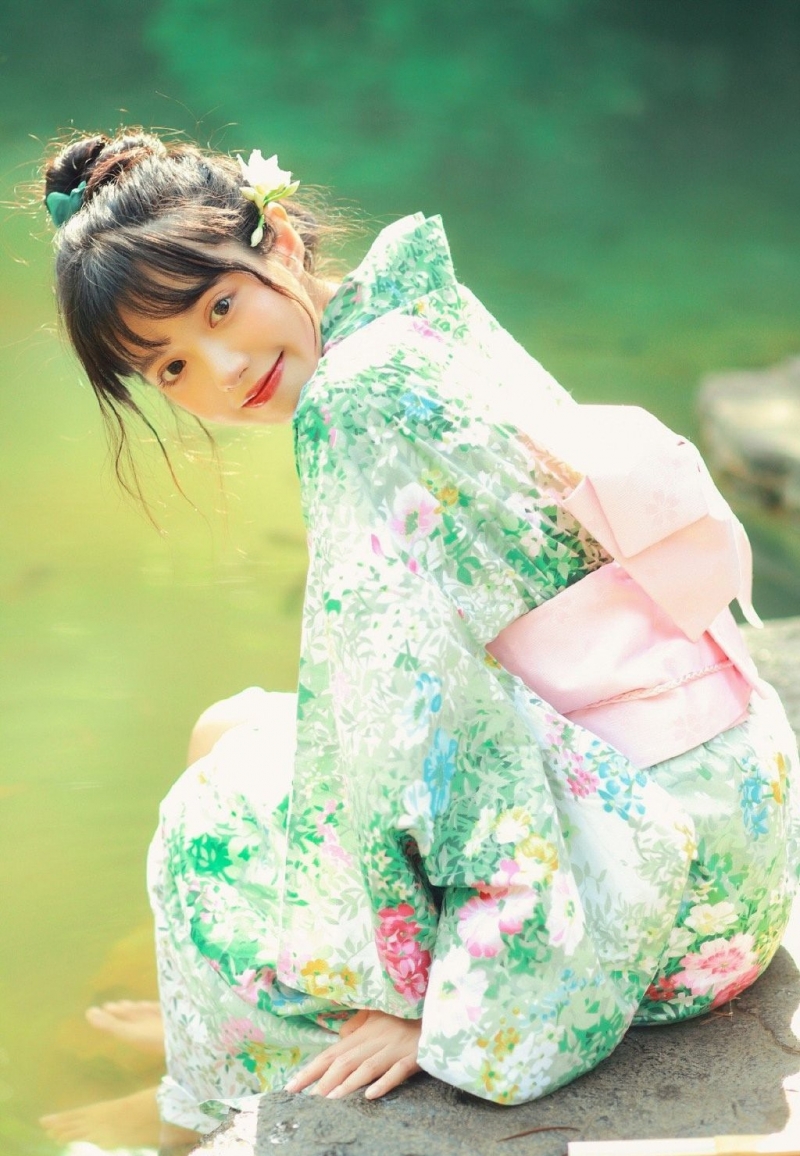 漂亮和服美女红唇雪肤户外写真  第6张