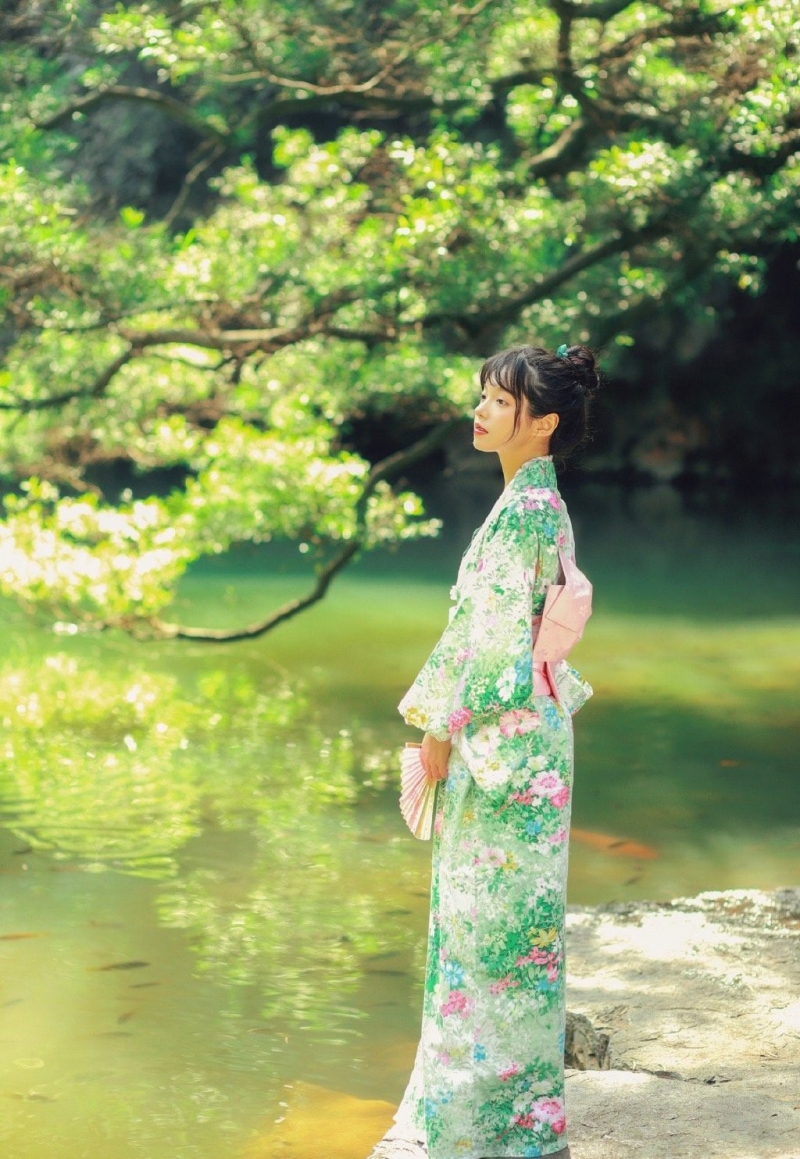 漂亮和服美女红唇雪肤户外写真  第11张