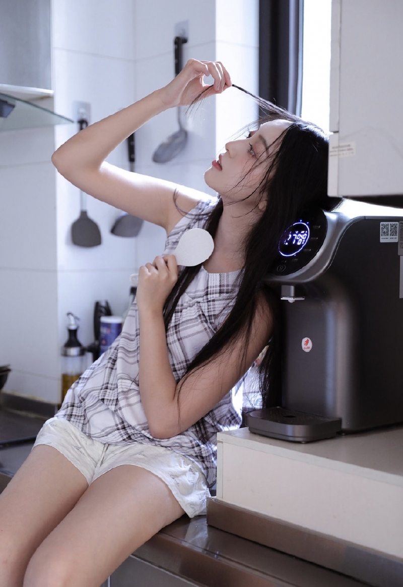 长发及腰美女漂亮脸蛋私房写真  第1张
