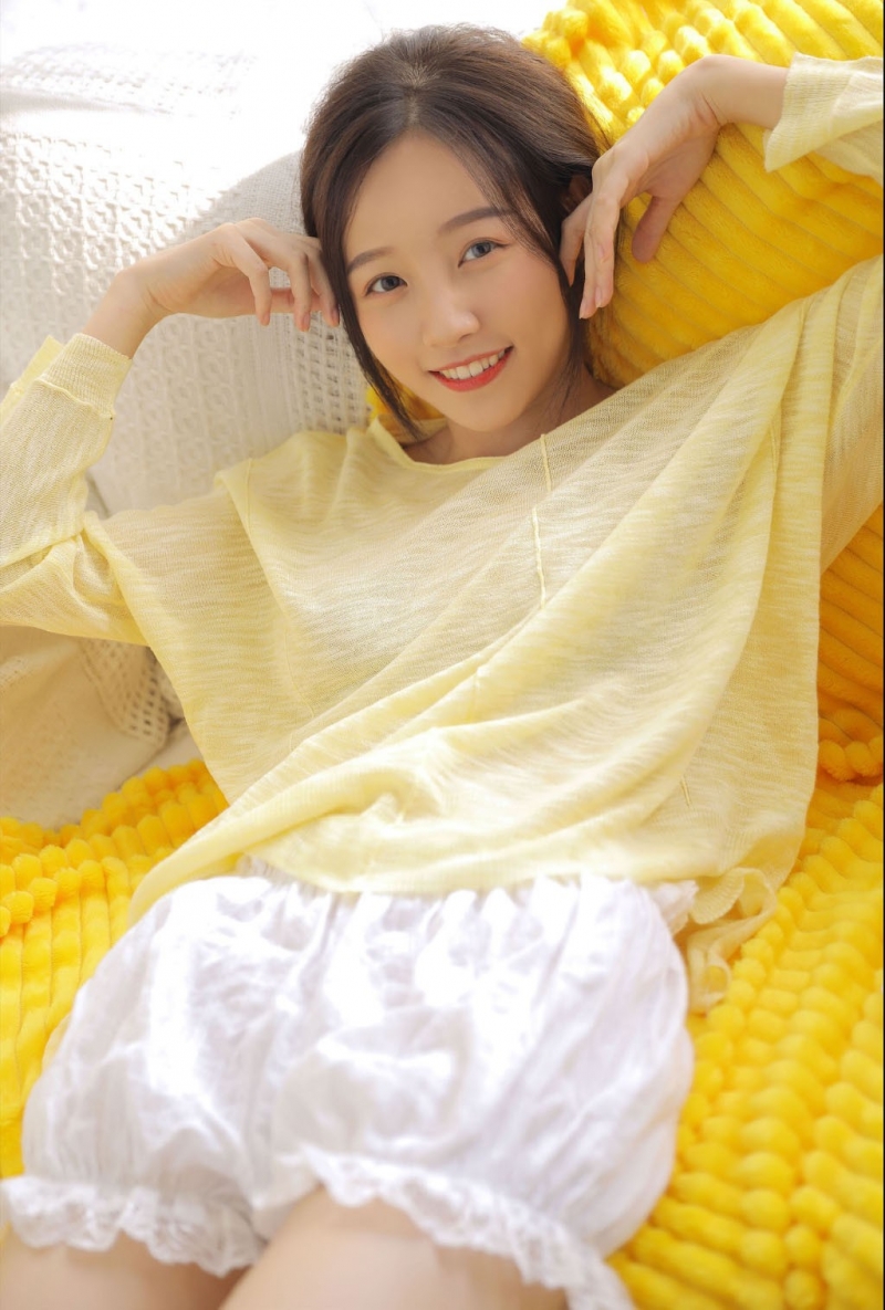 清纯美女白皙美腿室内个人写真  第2张