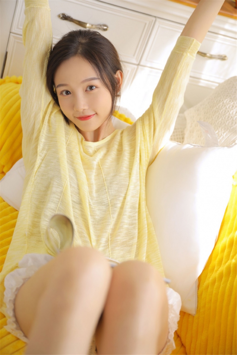 清纯美女白皙美腿室内个人写真  第4张