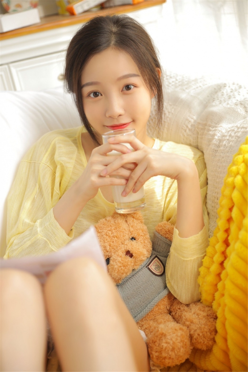 清纯美女白皙美腿室内个人写真  第5张