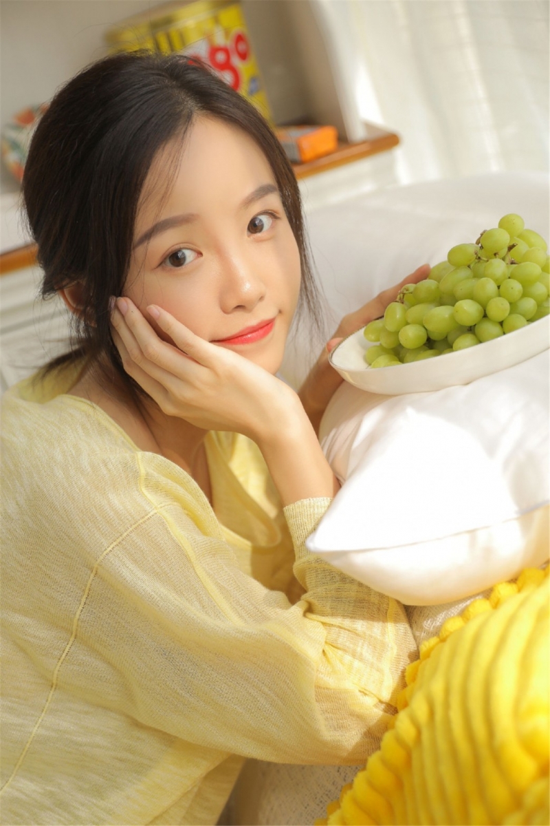 清纯美女白皙美腿室内个人写真  第6张