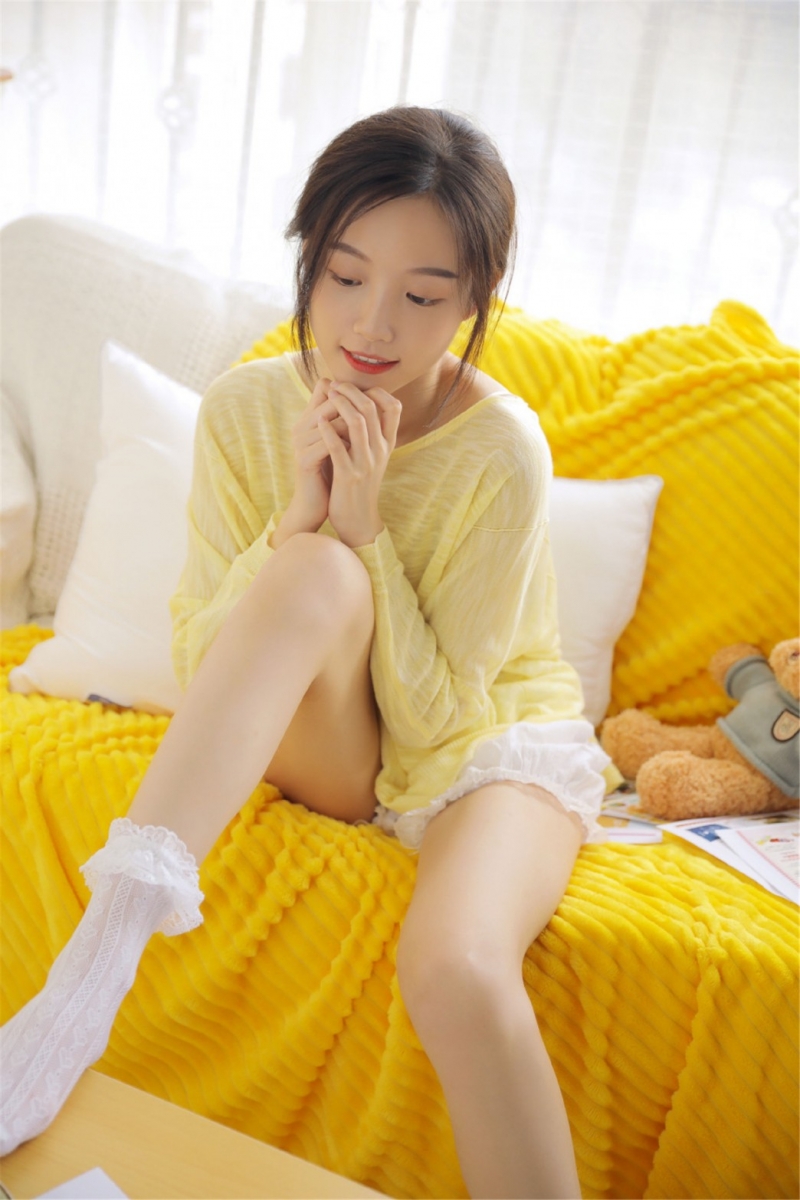 清纯美女白皙美腿室内个人写真  第9张