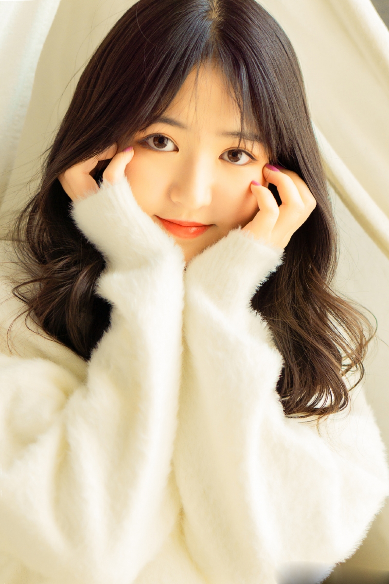 卷发美女白色毛衣清新脱俗写真  第1张