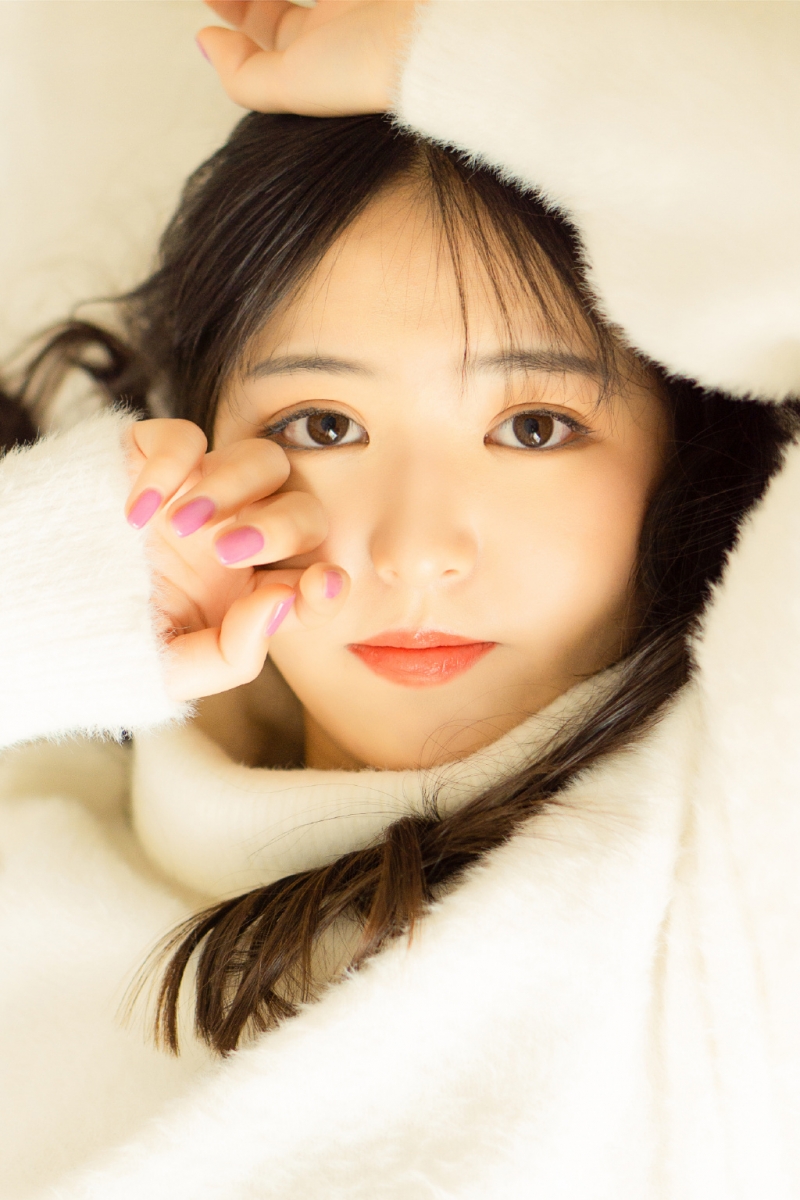 卷发美女白色毛衣清新脱俗写真  第2张