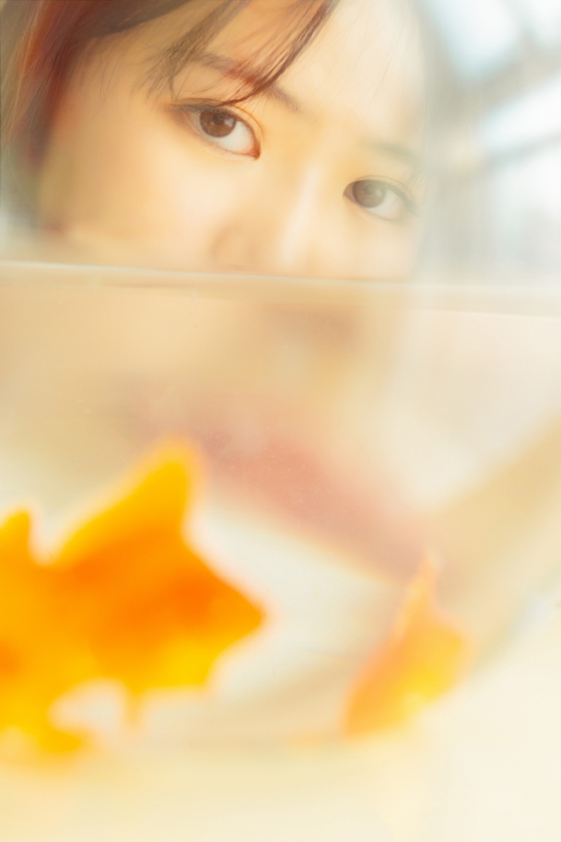 卷发美女白色毛衣清新脱俗写真  第4张