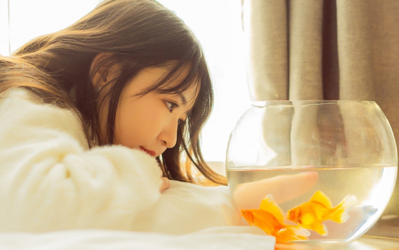 卷发美女白色毛衣清新脱俗写真  第5张