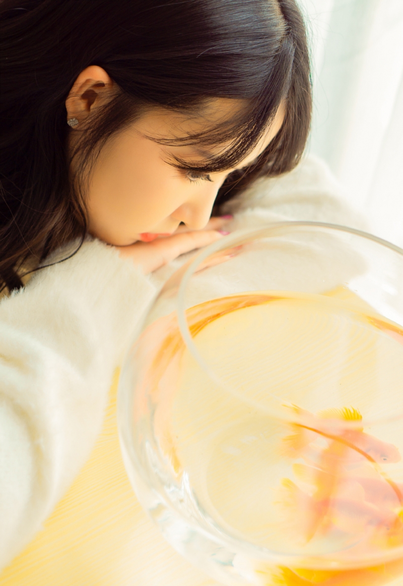 卷发美女白色毛衣清新脱俗写真  第6张