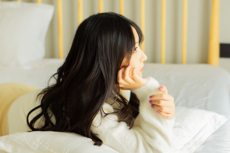 卷发美女白色毛衣清新脱俗写真  第7张