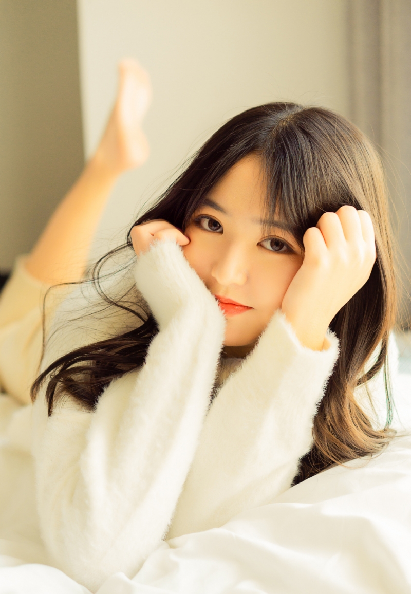 卷发美女白色毛衣清新脱俗写真  第8张