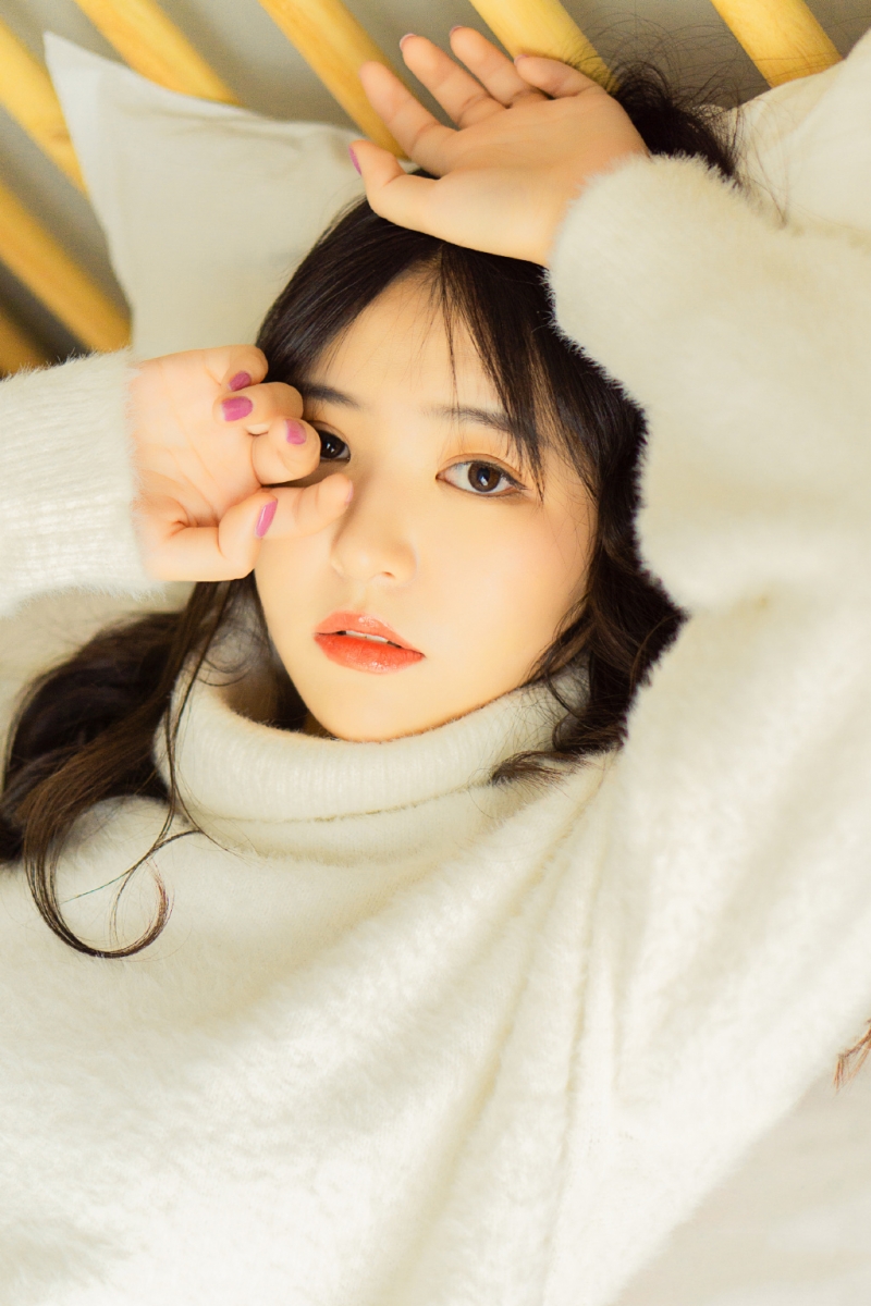 卷发美女白色毛衣清新脱俗写真  第9张