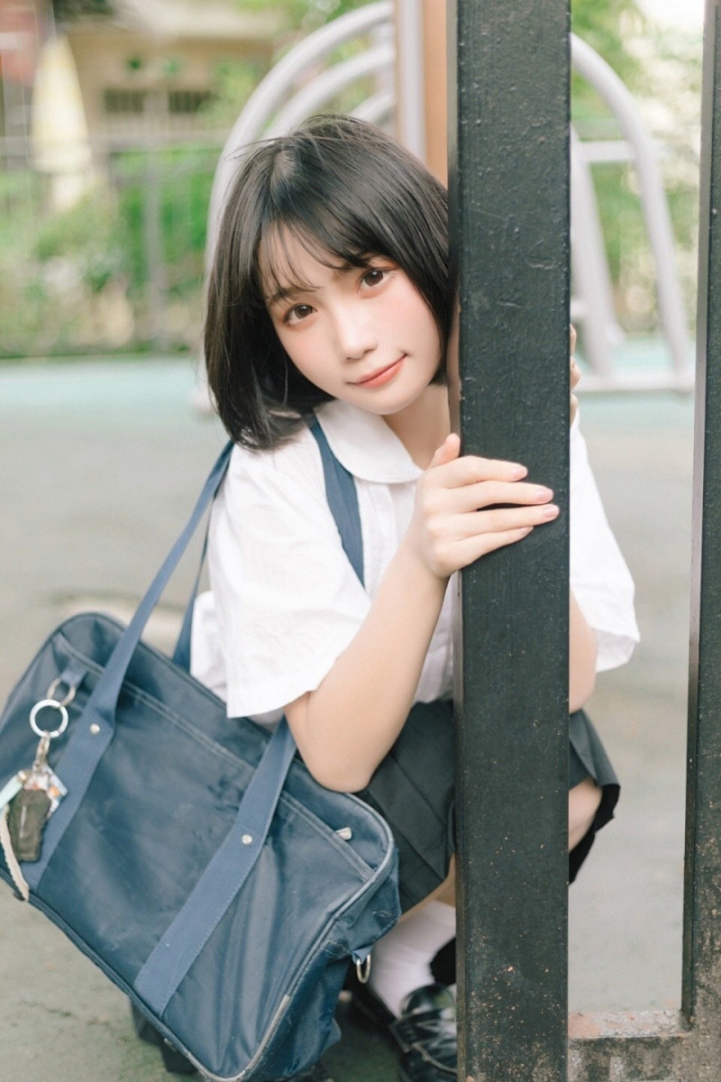 短发美女校花学生制服短裙写真  第4张