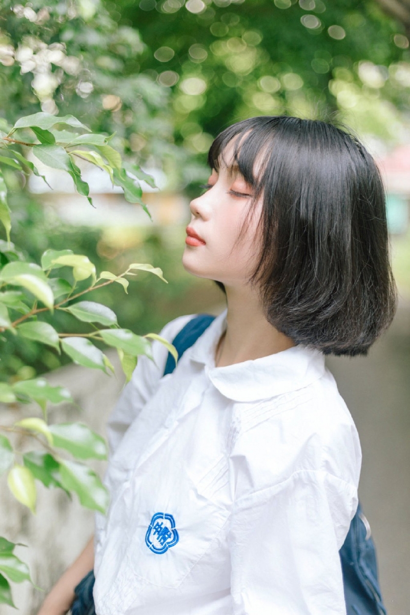 短发美女校花学生制服短裙写真  第5张