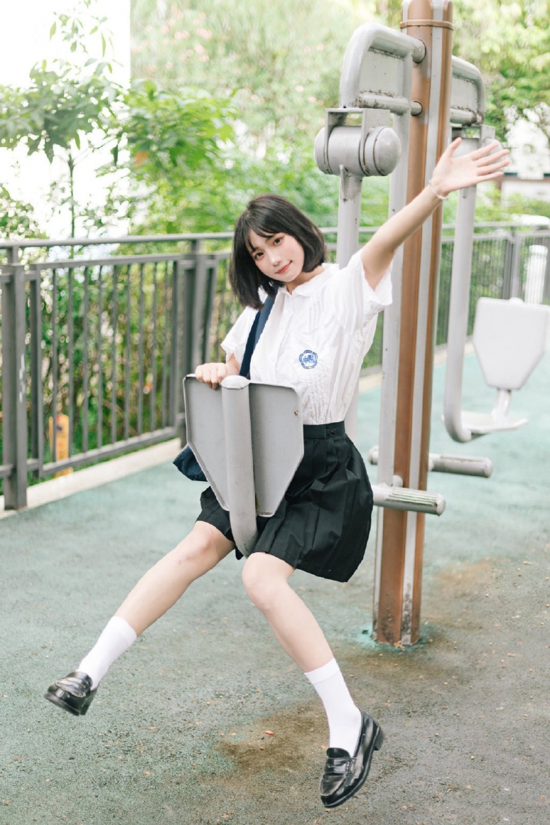 短发美女校花学生制服短裙写真  第6张