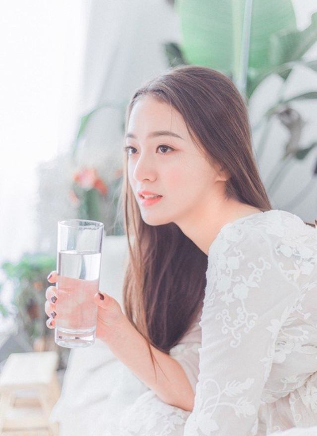 黑长直发清纯美女甜美笑容写真  第2张