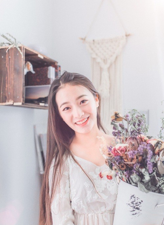 黑长直发清纯美女甜美笑容写真  第4张