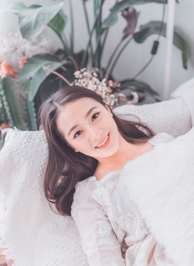 黑长直发清纯美女甜美笑容写真  第5张