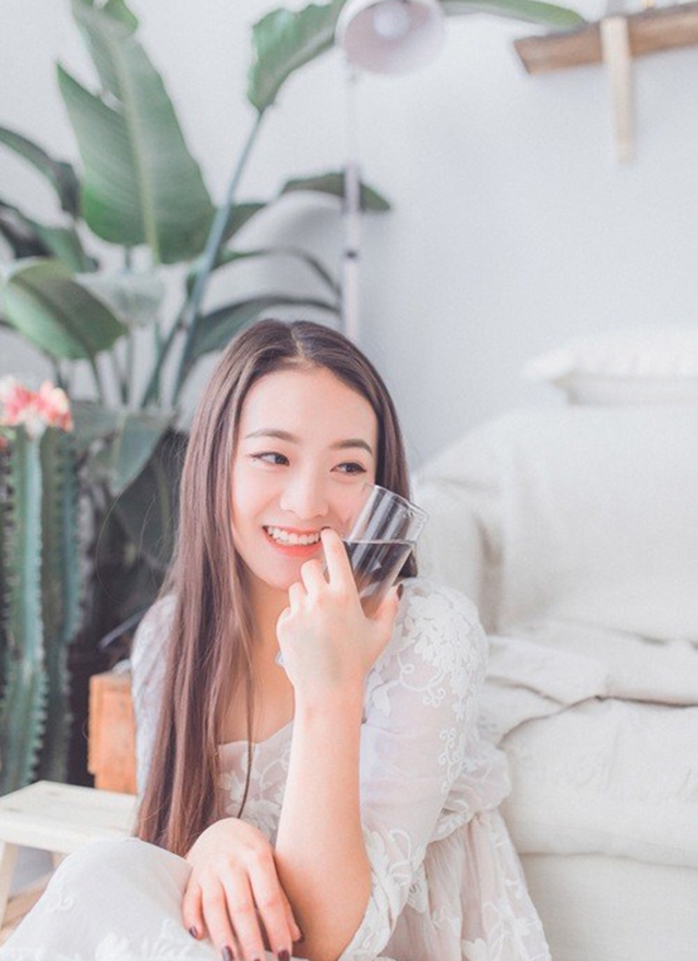 黑长直发清纯美女甜美笑容写真  第9张