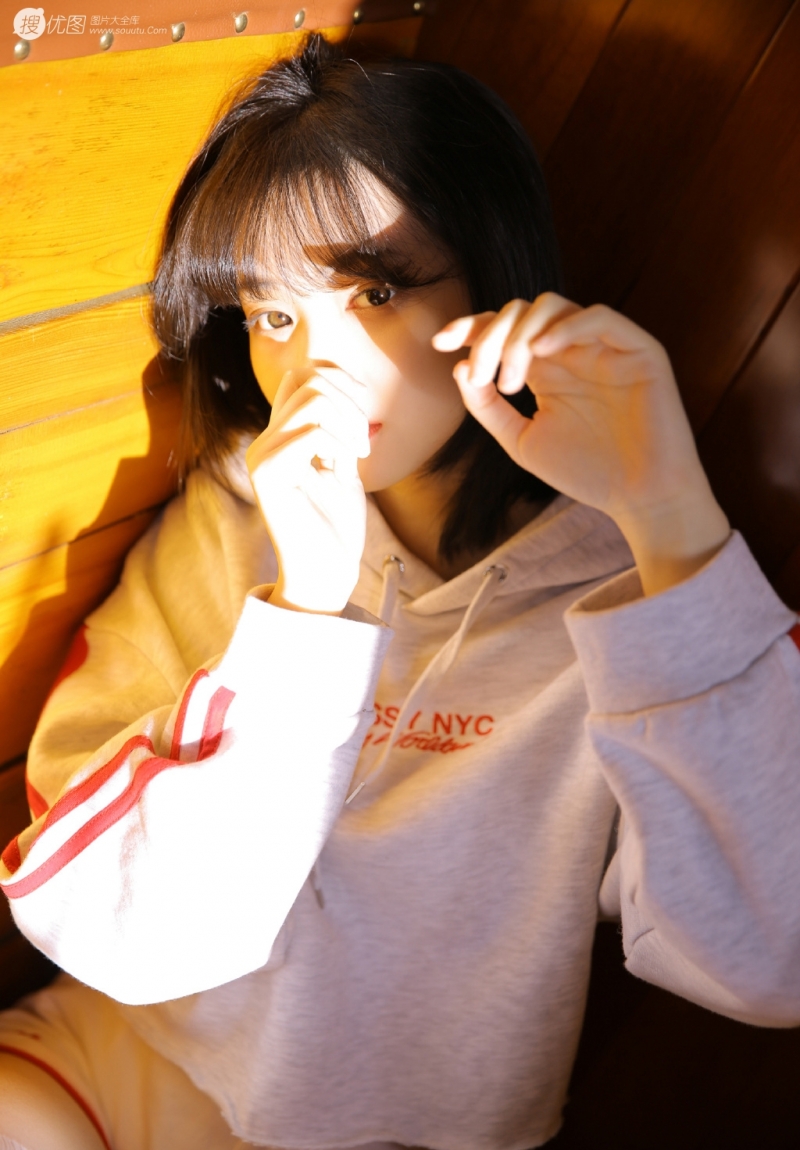 阳光下的运动服萌妹子私房写真  第1张