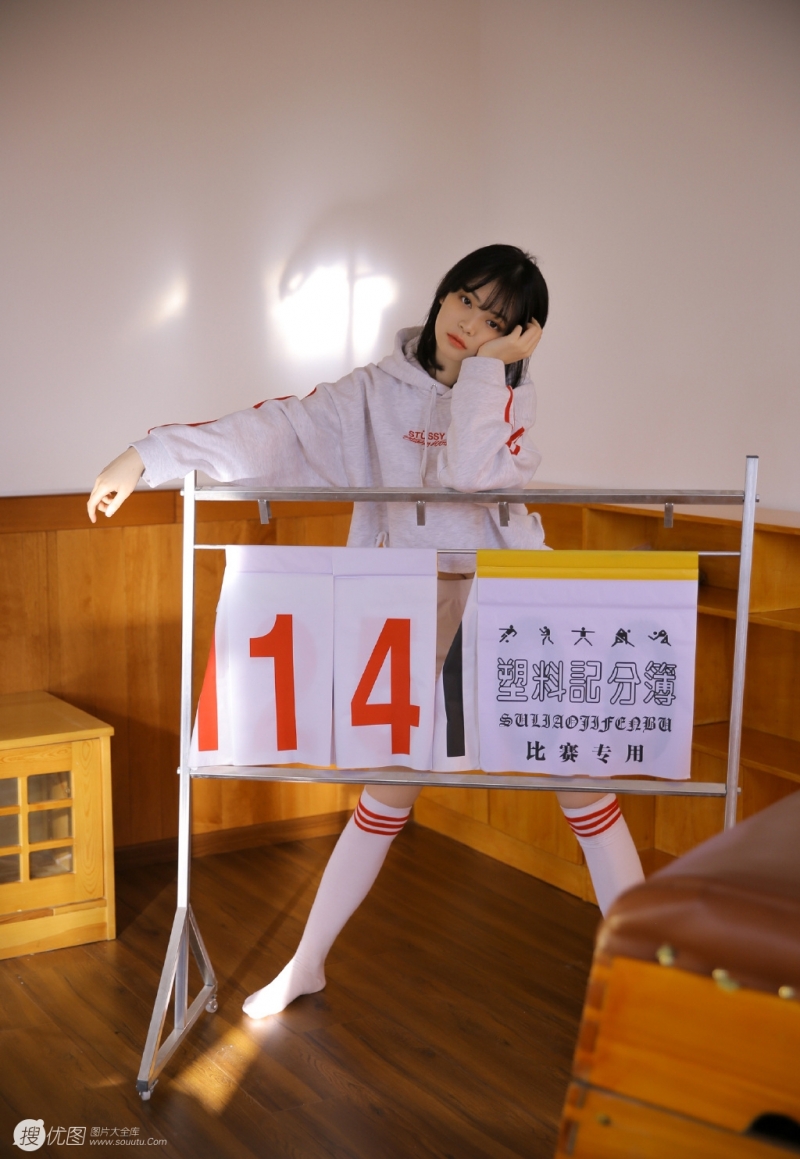 阳光下的运动服萌妹子私房写真  第3张