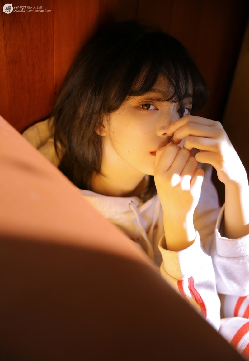 阳光下的运动服萌妹子私房写真  第4张