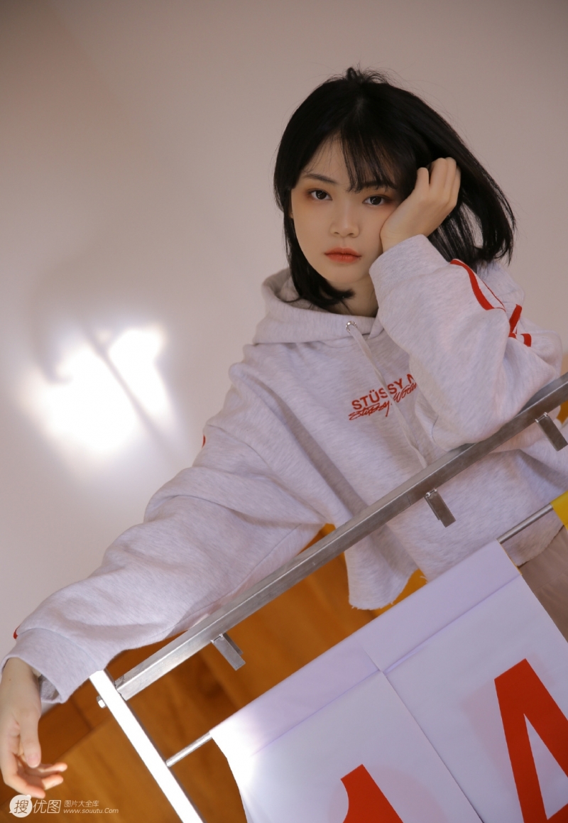 阳光下的运动服萌妹子私房写真  第7张