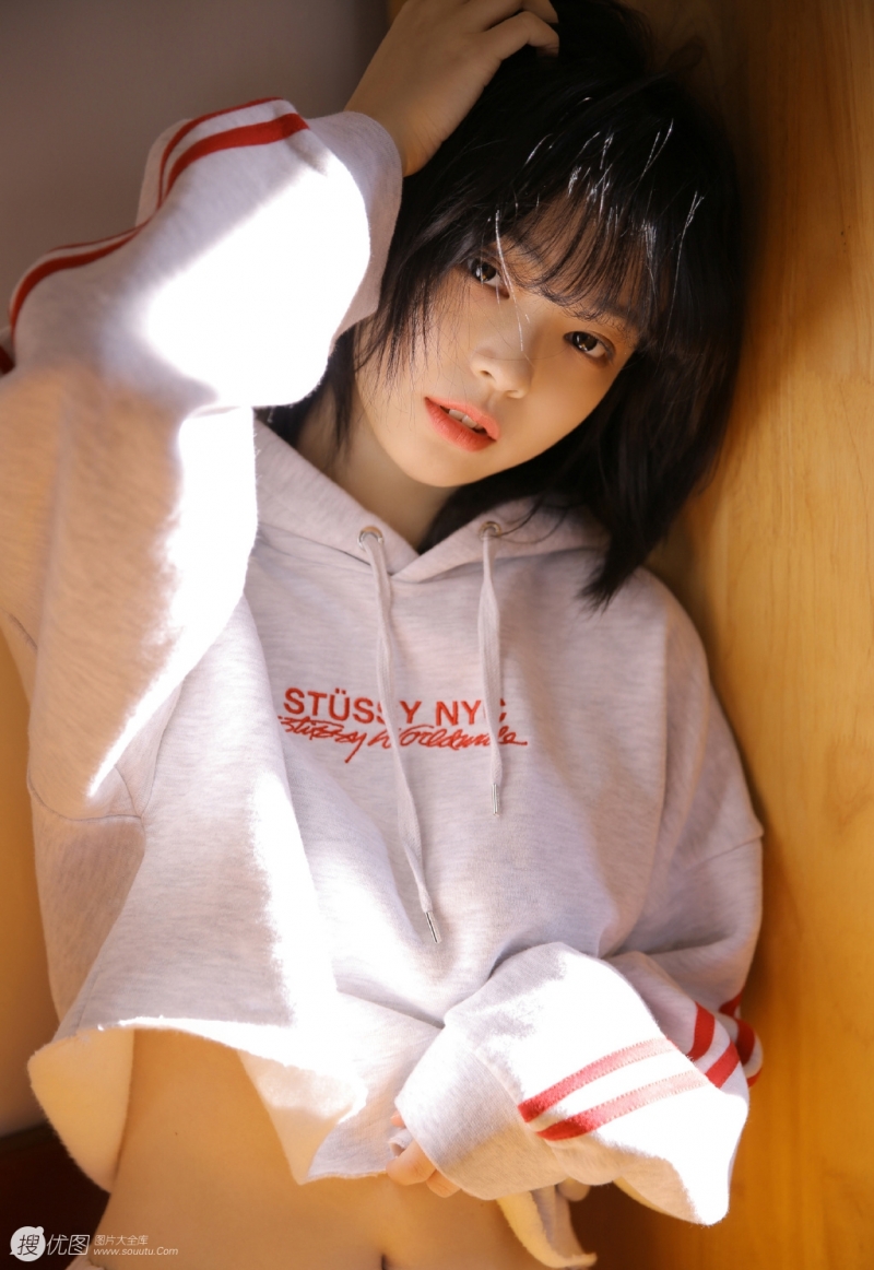 阳光下的运动服萌妹子私房写真  第10张