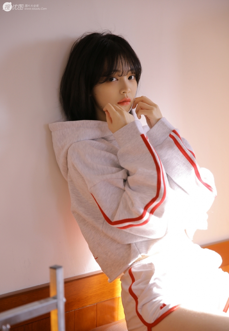 阳光下的运动服萌妹子私房写真  第11张