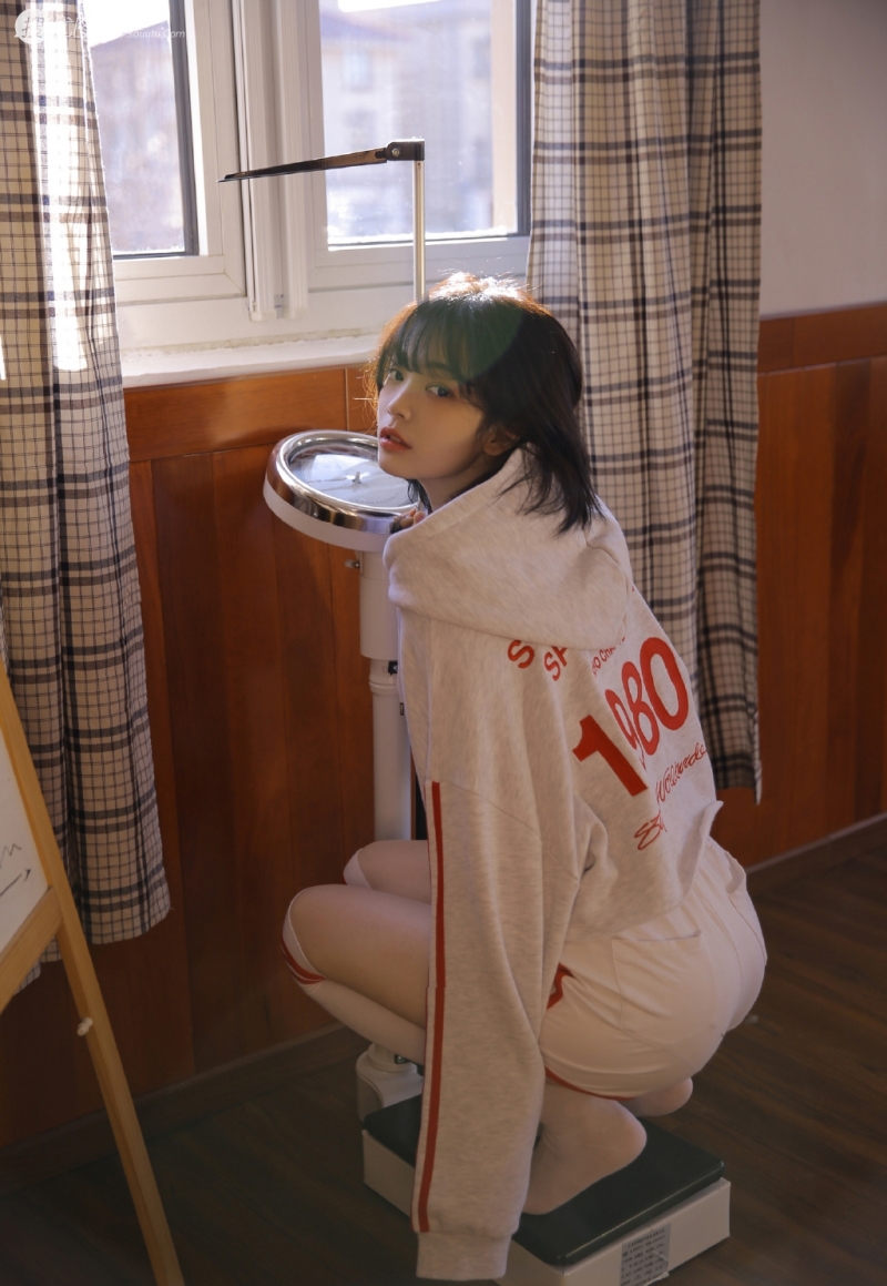 阳光下的运动服萌妹子私房写真  第12张