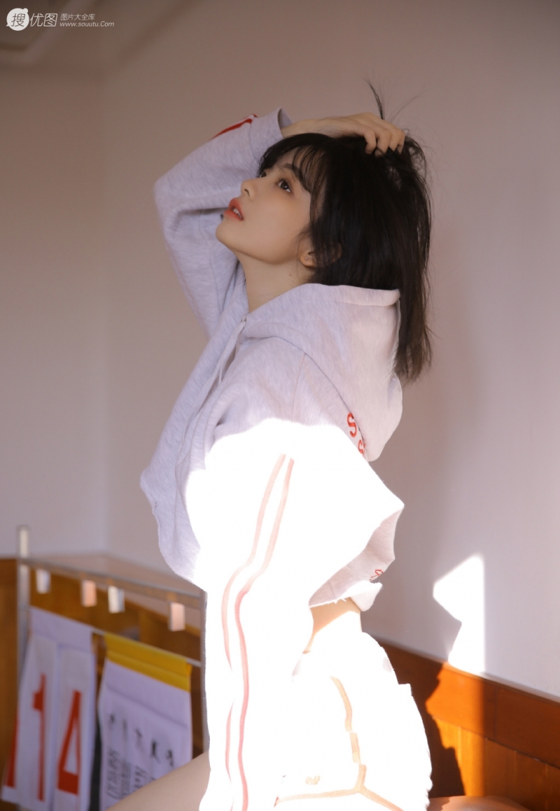 阳光下的运动服萌妹子私房写真  第14张