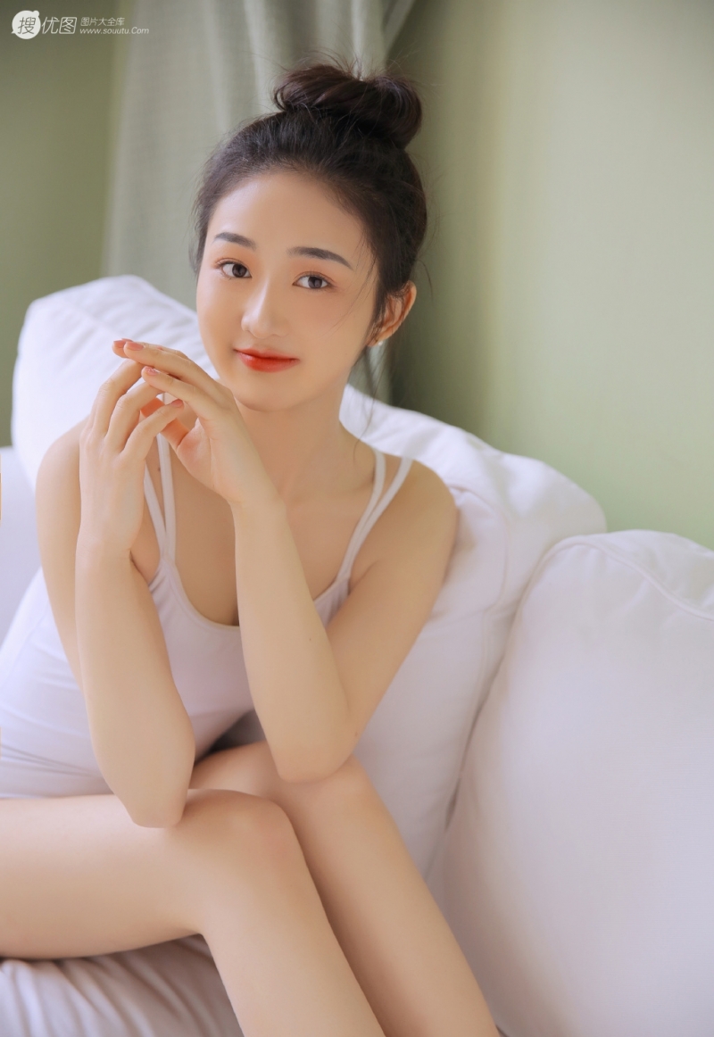 丸子头美女吊带连体衣沙发写真  第3张