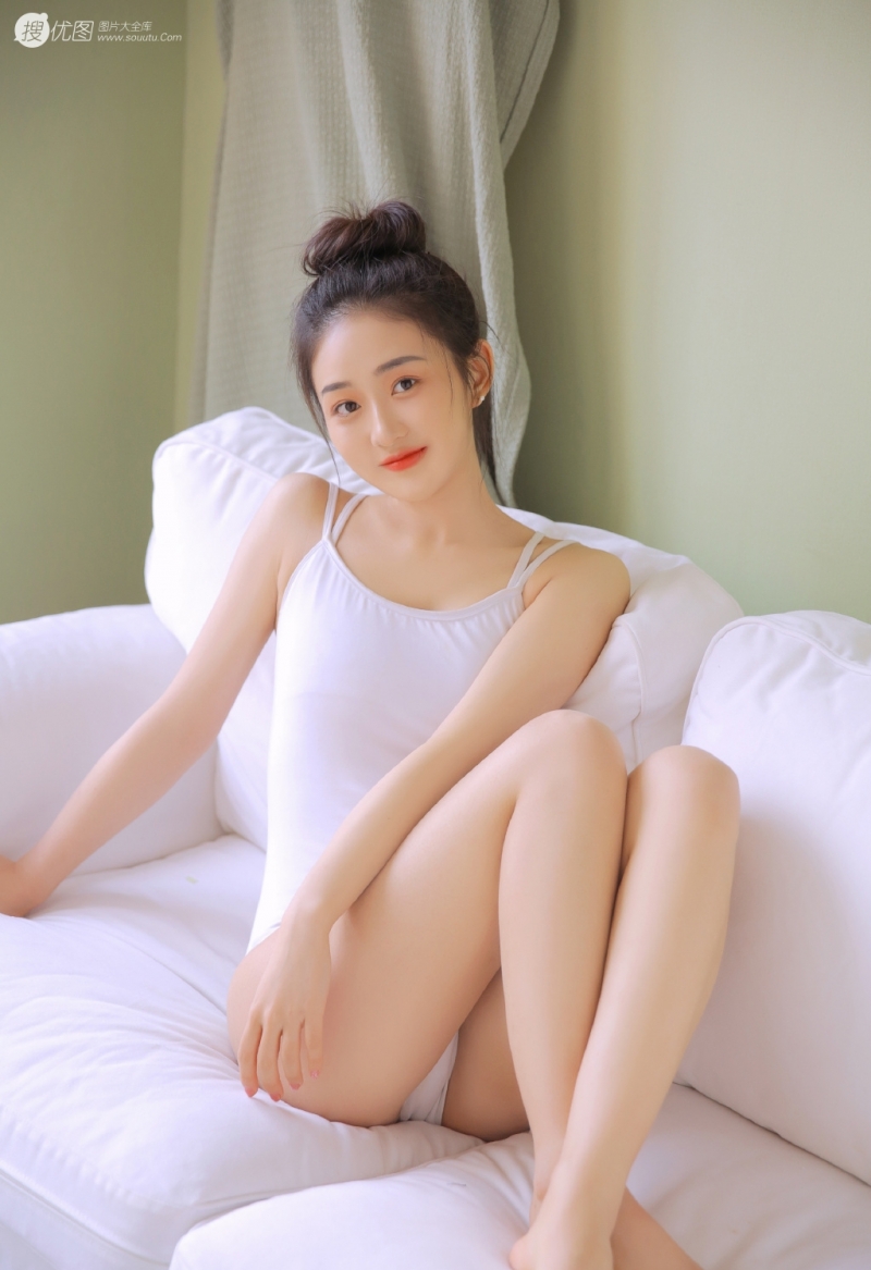 丸子头美女吊带连体衣沙发写真  第5张