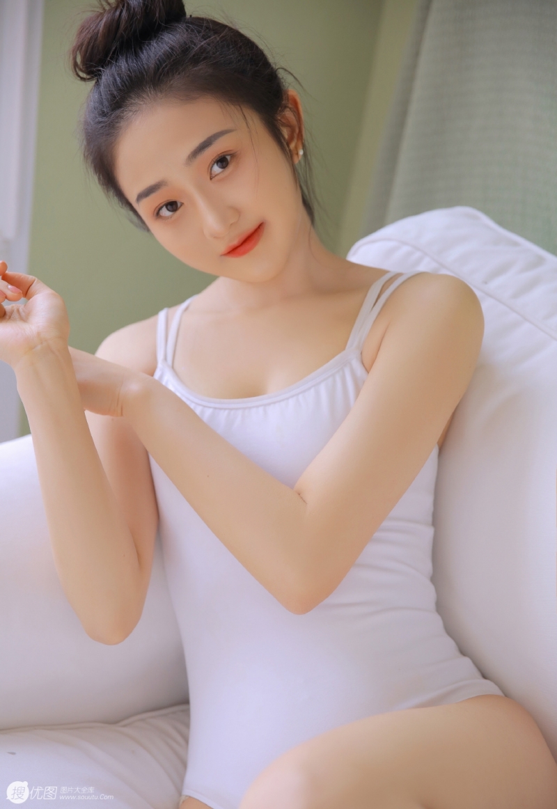丸子头美女吊带连体衣沙发写真  第6张