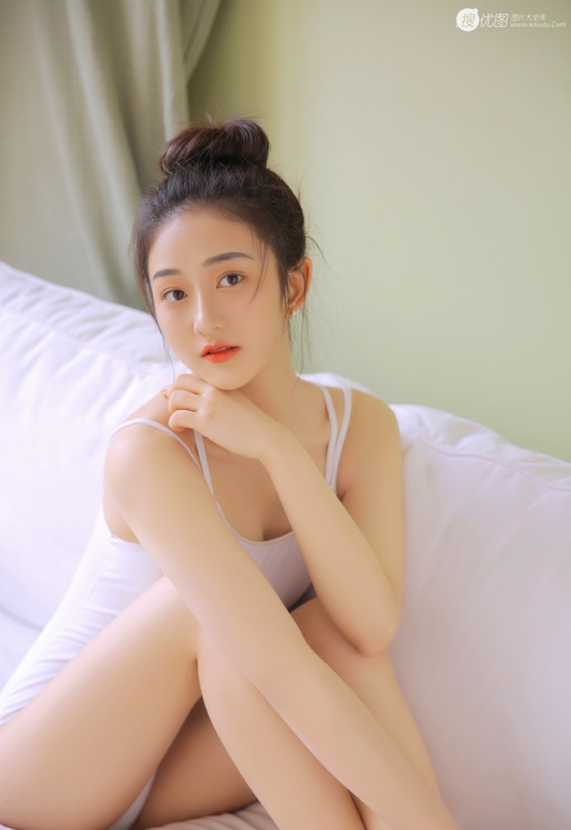 丸子头美女吊带连体衣沙发写真  第9张