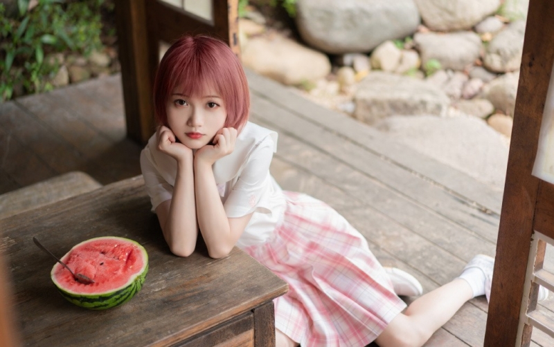 非主流短发美女jk制服户外写真  第1张