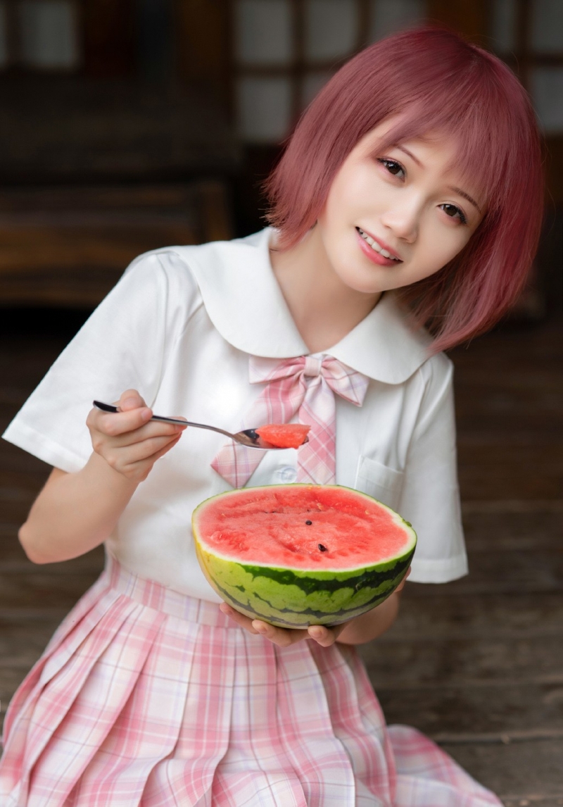 非主流短发美女jk制服户外写真  第2张