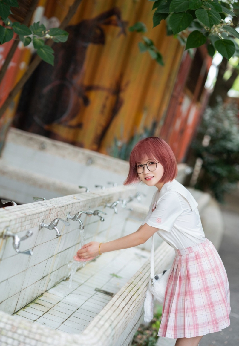 非主流短发美女jk制服户外写真  第3张