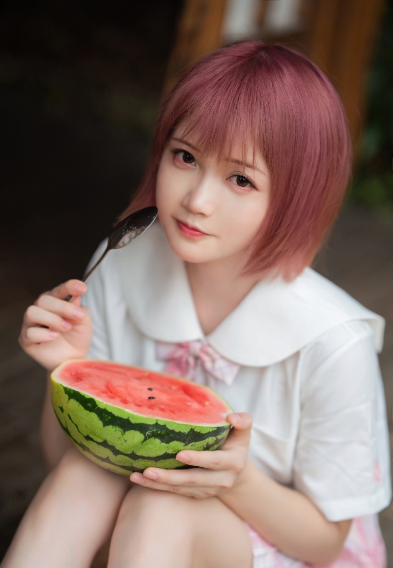 非主流短发美女jk制服户外写真  第4张